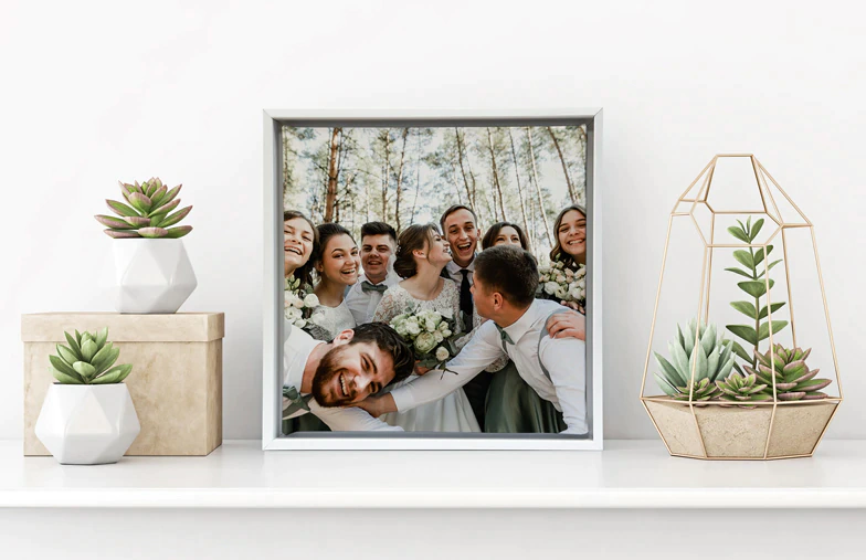 Impressions sur toile encadrées : Encadrez votre toile pour un look classique, digne d'une galerie d'art. Choisissez parmi 4 couleurs étonnantes et personnalisez votre création.